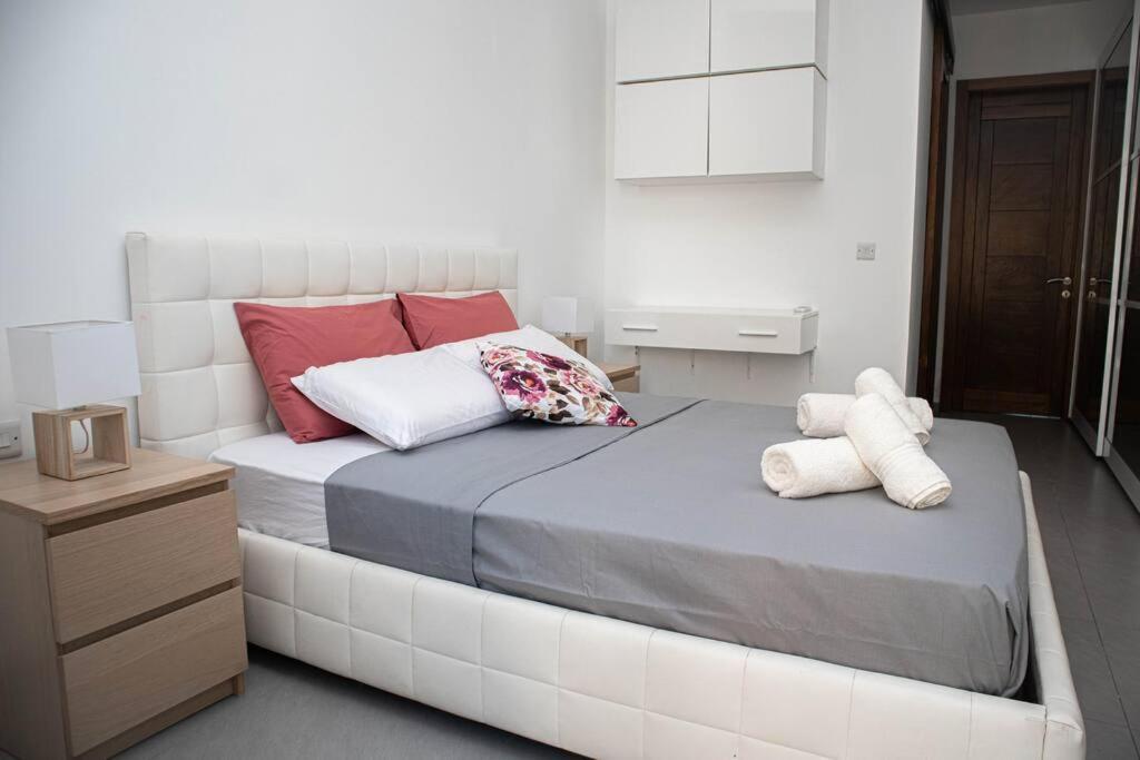 Seafront Two Bedroom Apartment Saint Julian's Dış mekan fotoğraf